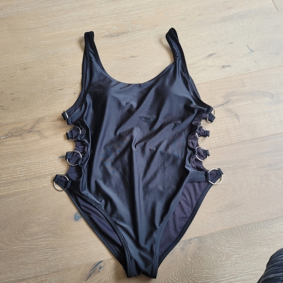 EUC Live Love Dream One Piece Black/Silver Ring One Piece Swimsuit Women's sz L - Picture 1 of 5